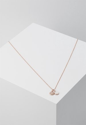 Collier délicat en chaîne plaqué or rose avec deux petits pendentifs ronds, l'un avec des cristaux clairs et l'autre avec une pierre blanche semblable à une perle.