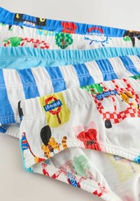 Tre par børneshorts med livlige mønstre. Materialet er letvægtsbomuld med elastisk talje og farverige grafikker.