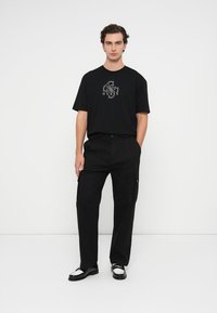 Guess BASIC QUATTRO TEE - T-Shirt print - jet black