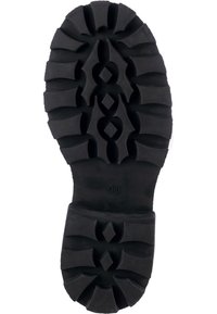 Semelle de botte en caoutchouc noir avec des crampons profonds présentant des motifs en forme de losange et ondulés, taille marquée 38 au centre.