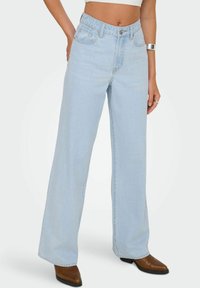 Lyseblå høy midje vide ben jeans laget av denim, med frontlommer, knappelukking og en subtil falmet tekstur.