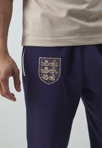 Nike Performance ENGLAND ENT ISSUE PANT - Joggebukse - purple ink/pale ivory/sesame