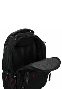 Mochila negra con múltiples compartimentos con cremallera, asas robustas y un interior textil con un patrón geométrico en el forro.