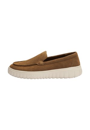 Brun ruskind slip-on loafer med tyk hvid gummisål og syninger langs den øverste kant.