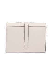 Borsa a busta in pelle crema con una forma rettangolare piatta. Presenta una chiusura con cinturino frontale e una sottile decorazione di borchie vicino al bordo superiore.