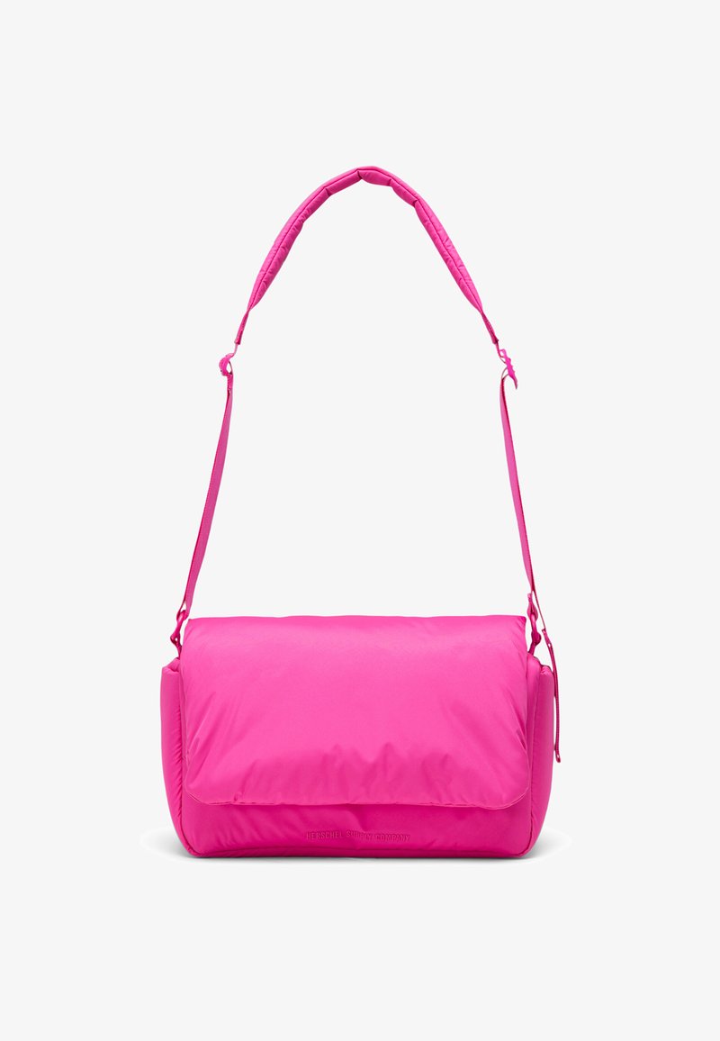 Borsa a spalla imbottita rosa con superficie testurizzata, design piatto e tracolla regolabile. Caratterizzata da chiusura con patta e dettaglio logo in rilievo.