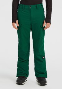 Groene sneeuwbroeken van waterafstotend materiaal, met een losse pasvorm, meerdere zakken en zwarte hardware accenten.