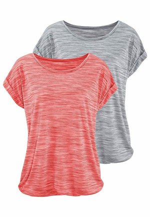 Zwei Kurzarmhemden: eines rot mit einem strukturierten, gestreiften Muster und eines grau mit ähnlichen Streifen. Beide haben einen runden Halsausschnitt und eine lockere Passform.