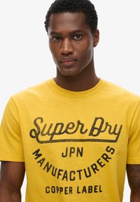 Superdry & Co LABEL SCRIPT - T-shirt con stampa - pigment yellow slub