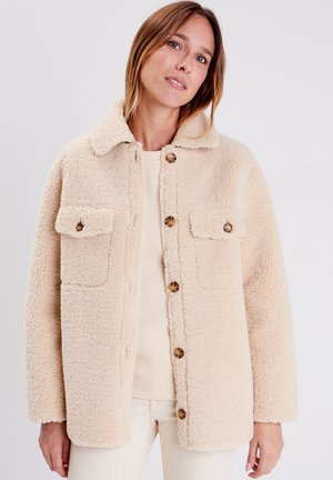 Beige Fake-Shearling-Jacke mit spitzem Kragen, Knopfverschluss und zwei vorderen Taschen. Texturiertes Material, lockere Passform.