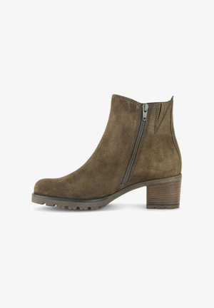Braune Wildleder-Stiefelette mit runder Spitze, seitlichem Reißverschluss und blockigem Holzabsatz. Strukturiertes Obermaterial und langlebige Gummisohle.