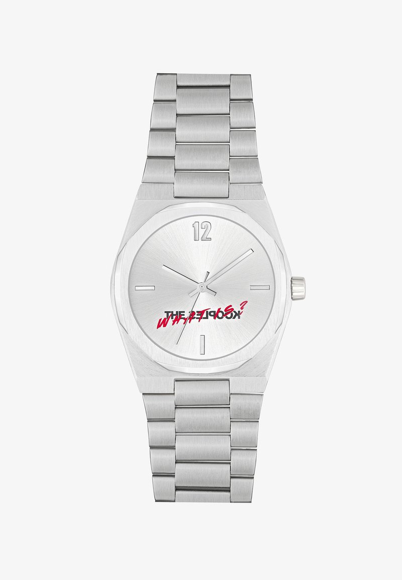 Orologio in acciaio inox argentato con bracciale in metallo spazzolato, cassa ottagonale, quadrante minimalista e scritte rosse audaci sul quadrante.