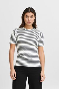 Camiseta de cuello redondo de manga corta a rayas en blanco y azul marino. Material de algodón suave, diseño ajustado, con una textura lisa y sin acentos visibles.