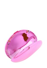Transparent rosa kosmetikväska med en glansig yta. Oval form, en gångjärn på baksidan och ett kontrasterande mjukt rosa lock.