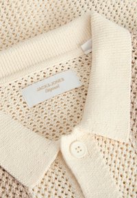Chemise en maille crème avec col, motif texturé, détail bouton et étiquette de la marque Jack & Jones Originals à l’intérieur de l’encolure.