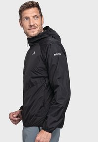 Schwarze, leichte Jacke mit Kapuze, Reißverschlusstaschen und elastischen Bündchen. Merkmale sind ein Markenlogo auf der Schulter und ein strukturiertes Fabric.