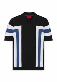 Sort kortærmet polo skjorte med blå og hvide geometriske striber på fronten og ærmerne, med et rødt HUGO-label indeni kraven.