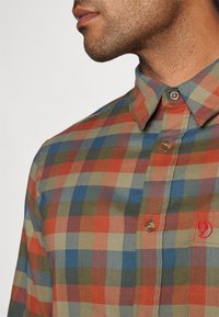 Fjällräven LAPPLAND STRETCH FLANNEL SHIRT M - Πουκάμισο - laurel green/autumn leaf