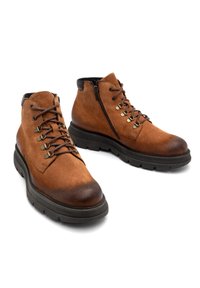 Brązowe zamszowe botki za kostkę z metalowymi haczykami i oczkami, zamkiem błyskawicznym po boku, teksturowaną gumową podeszwą oraz zaokrąglonym noskiem.