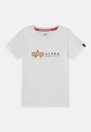 Balta kokvilnas T-krekls ar zelta un jūras zilas krāsas logo, kas ir stūrains dizains. Apkakle ir apaļa, un apkakles daļā ir sarkans akcents.