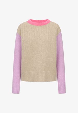 Sweter dzianinowy z beżowym korpusem, różowym kołnierzem i fioletowymi rękawami. Prążkowana tekstura z luźnym krojem i okrągłym dekoltem.