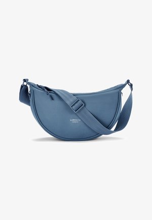 Geantă crossbody albastră semilună, realizată dintr-un material fin; are un design plat, cu bretea ajustabilă și un logo subtil pe partea din față.