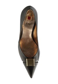 Zwarte leren pump met hoge hak en puntige neus, voorzien van een gouden vierkante accent aan de voorkant en een glanzend interieur. Merkembleem zichtbaar.