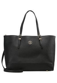 Černá taška přes rameno vyrobená z texturovaného syntetického materiálu. Obsahuje dvě ucha, odnímatelný popruh a kulatý logo emblém na přední straně.