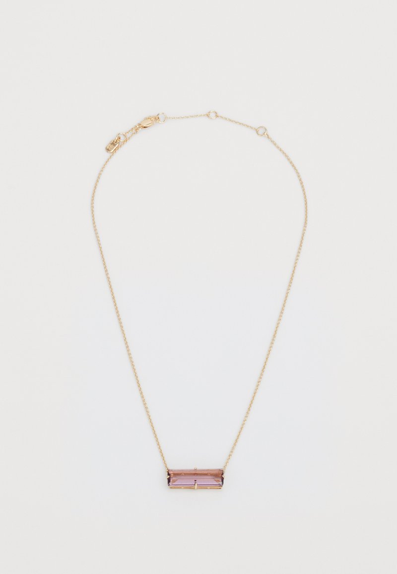 Colar de corrente de ouro com um pendente retangular roxo, de superfície lisa e facetas subtis. Comprimento ajustável com fecho de fecho.