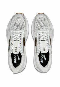Scarpe da corsa bianche con una tomaia in mesh traspirante, dettagli neri e dorati, suola ammortizzata e lacci piatti, etichettate "Brooks Revel 8."
