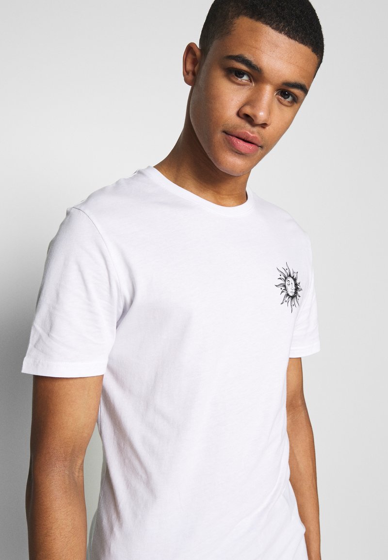 Herren T-Shirts basic | Pier One SUN MOON TEE T-Shirt print white/weiß - TI34703 Herren T-Shirts basic | Pier One SUN MOON TEE T-Shirt print white/weiß - TI34703