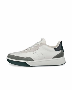 Biały niskoprofilowy sneaker z szarymi akcentami z zamszu, czarną zakładką na pięcie, perforowanymi detalami po bokach i grubą białą podeszwą z czarnym bieżnikiem.