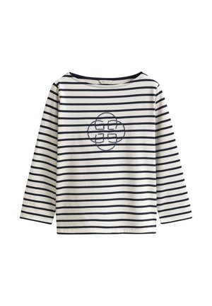 Camiseta blanca de manga larga con rayas horizontales en azul marino y un logotipo bordado en el centro del pecho, estilo cuerda en azul marino.