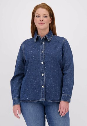 Donkerblauwe denim shirt met een knoopsluiting aan de voorkant, een spread collar en verspreide metallic stippen als versiering. Lange mouwen met knoopmanchetten.