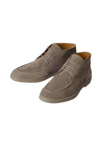 Botas de tobillo de ante taupe con cordones, puntera redondeada, detalles de costura y forro interior de cuero marrón claro en contraste.