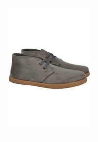 Botas chukka grises de ante con diseño de corte bajo, cierre de cordones y suela de goma color beige, con una textura suave y detalles mínimos.