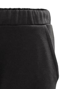 Pantalones de chándal negros con una cinturilla elástica acanalada, textura suave, bolsillos laterales y diseño de pierna recta.