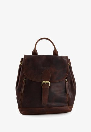 Sac à dos en cuir marron avec rabat pliable, quincaillerie métallique, zips latéraux et une sangle à boucle à l'avant. Fini texturé avec détail du logo.