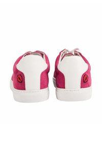 Des baskets en velours rose et en cuir blanc présentent un dessus texturé, une semelle contrastante et un logo de baiser brodé au talon.