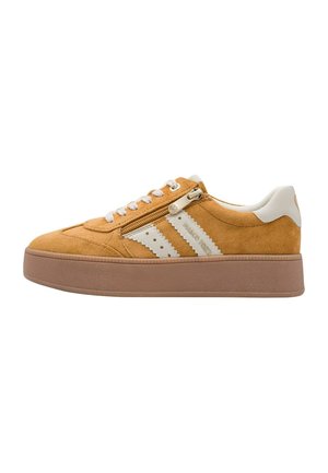 Sneaker aus hellbraunem Wildleder mit flacher Sohle, weißen Schnürsenkeln, seitlichem Reißverschluss, weißen Lederstreifen und gepolstertem weißen Fersenkragen.
