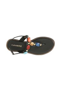 Musta sandaali, jossa on varvasosa, koristeena värikkäitä kiviä ja kultaisia yksityiskohtia. Vahvat hihnat pitävät jalan tukevasti kiinni sileällä pohjalla.