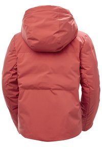 Rote gepolsterte Jacke mit Kapuze, die eine glatte Textur und elastische Bündchen hat. Die Rückansicht zeigt eine Naht in der Mitte und einen gekrümmten Saum.