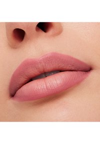 Lèvres roses mates avec une texture lisse, légèrement entrouvertes, montrant un dégradé subtil de teinte allant du rose clair au rose plus profond vers les coins.