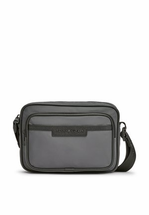 Borsa a tracolla grigia in nylon con tracolla regolabile, dotata di una tasca anteriore con zip e un'etichetta logo testurizzata. Design compatto e rettangolare.
