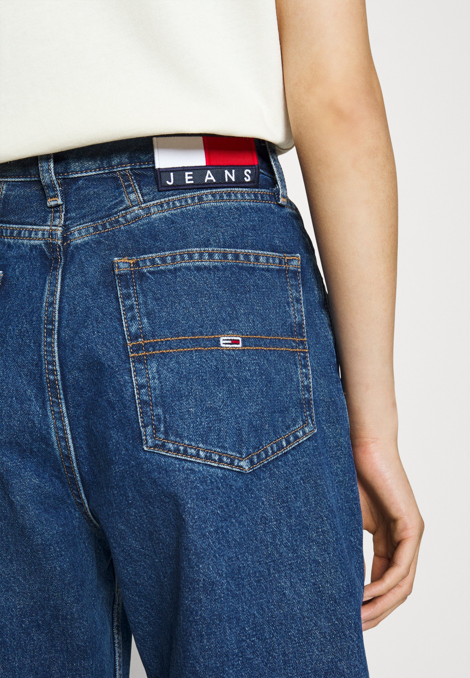 Tommy Jeans MOM - Jeansy Relaxed Fit/niebieski denim