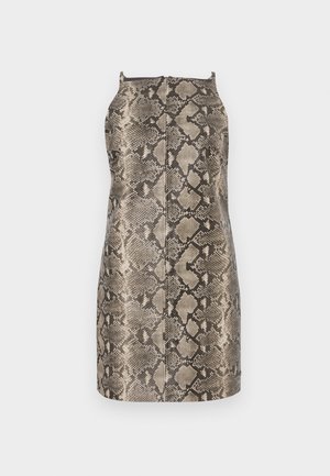 Šaty s hadím vzorem a přiléhavým střihem. Mají neutrální barevnou paletu hnědých a béžových tónů, hladkou texturu a rovný lem.