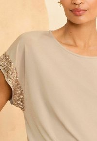 Love & Roses SEQUIN CUFF REGULAR FIT - Printtipaita - camel