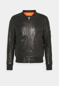 Schwarze Lederbomberjacke mit orangefarbenem, gestepptem Innenfutter, geripptem Kragen und Saum, Reißverschluss vorn und Seitentaschen.