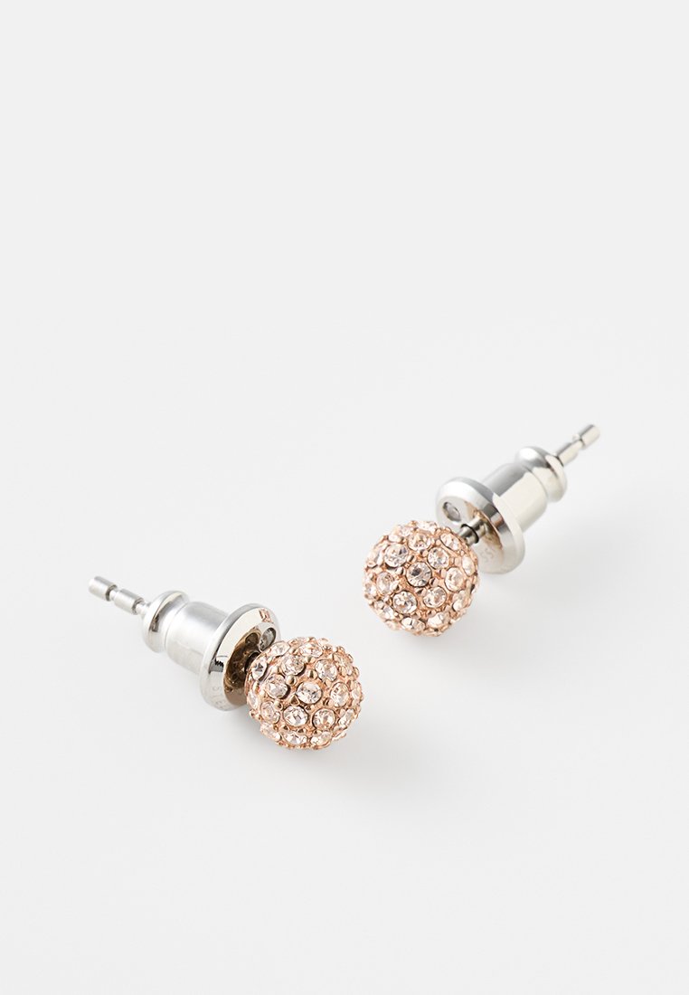 Orecchini a bottone con design rotondo, caratterizzati da una sfera adornata di cristalli in oro rosa e un perno in metallo tono argento.