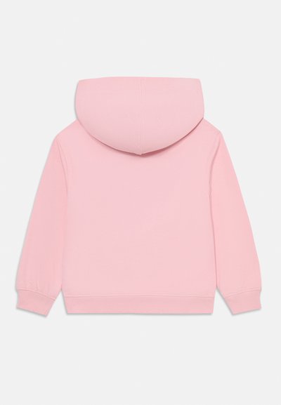 Haut à capuche rose avec une texture douce, doté d'une capuche arrondie, de poignets côtelés et d'un ourlet côtelé, conçu pour le confort et un style décontracté.